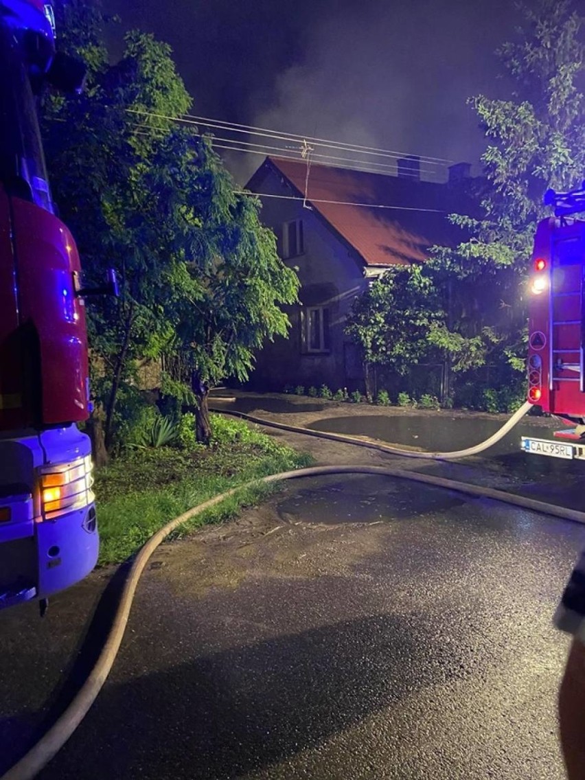 Pożar obory w powiecie aleksandrowskim. W budynku było kilkadziesiąt zwierząt [zdjęcia]