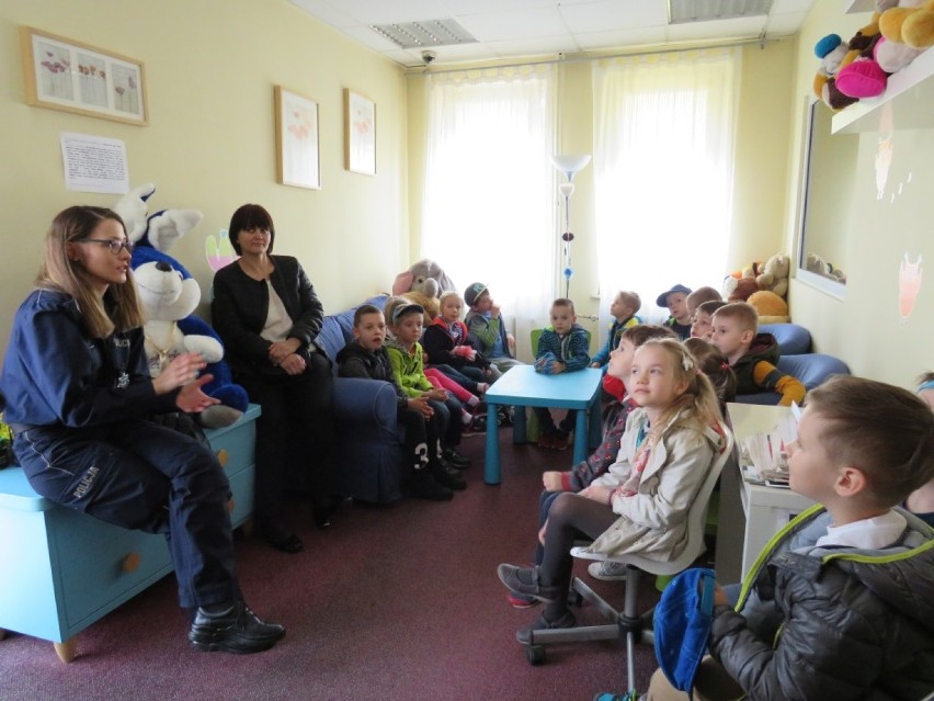 Przedszkolaki z Zespołu Szkolno - Przedszkolnego nr 9 odwiedziły bełchatowską komende policji
