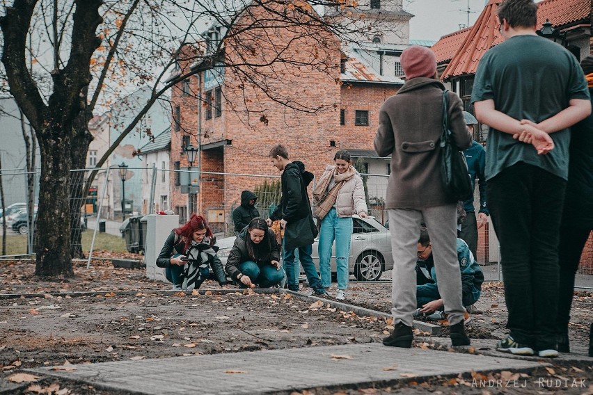 Sadzili żonkile w parku kieszonkowym w Oświęcimiu