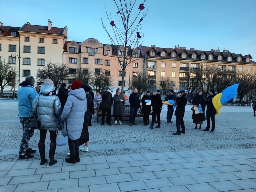 Protest przeciwko agresji Rosji na Ukrainę. Na Rynku w Ostrowcu powiewały ukraińskie flagi. Zobaczcie zdjęcia i film