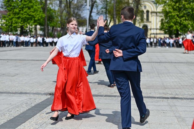 Ponad 350 uczniów zatańczyło poloneza na Placu Biegańskiego w Częstochowie