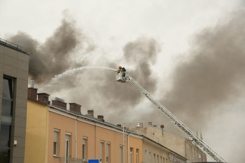 Gęsty dym unosił się we wtorkowe południe w centrum Kielc....