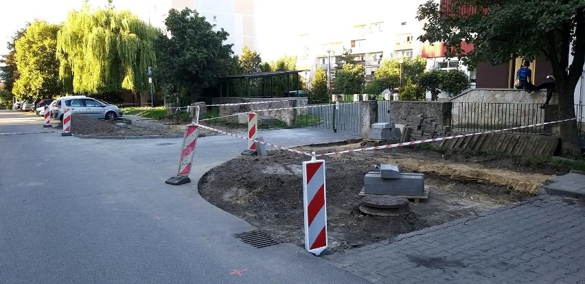 Nowy parking przy Daniłowskiego w Piotrkowie. Budują zatokę...