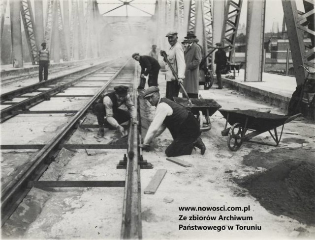 W "Kronice" znajduje się m.in. artykuł inżyniera Wojciechowskiego o tym, dlaczego po toruńskim moście powinny kursować tramwaje