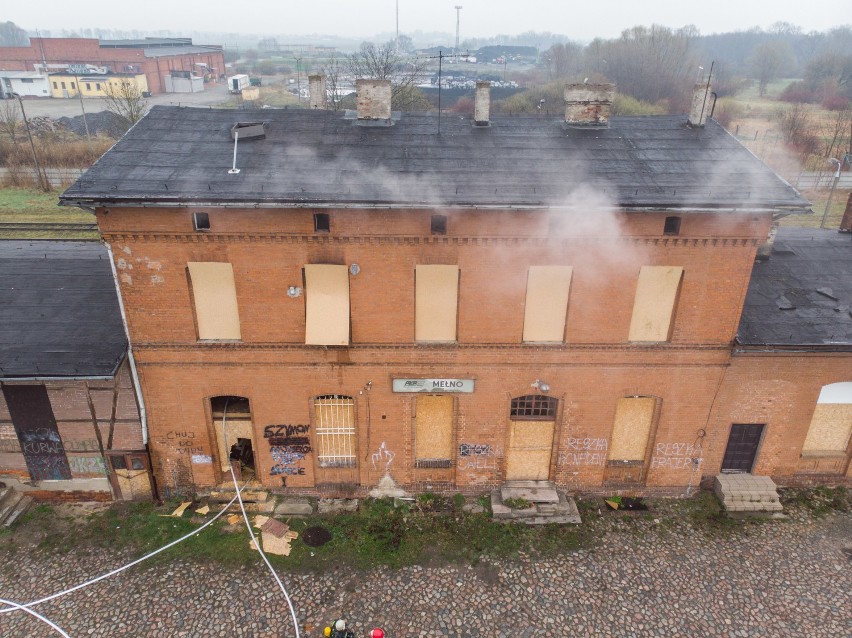 W Mełnie pod Grudziądzem płonął budynek dworca kolejowego [zdjęcia i wideo z drona]