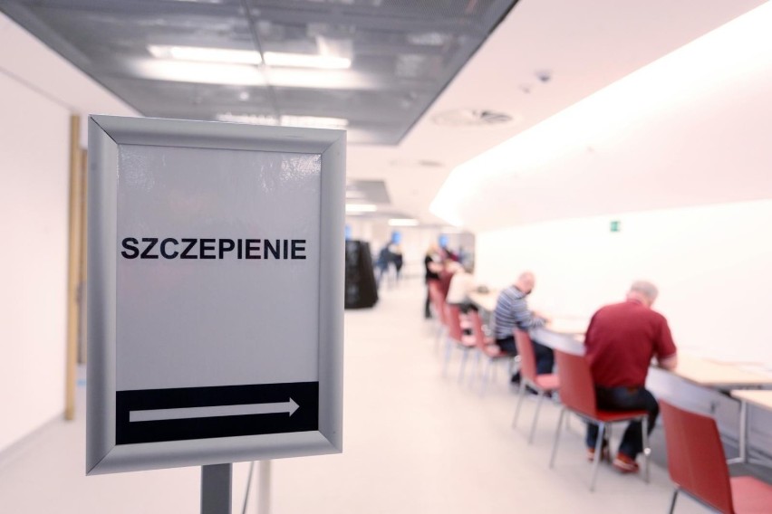 W Polsce szczepienia trzecią dawką na koronawirusa staną się...
