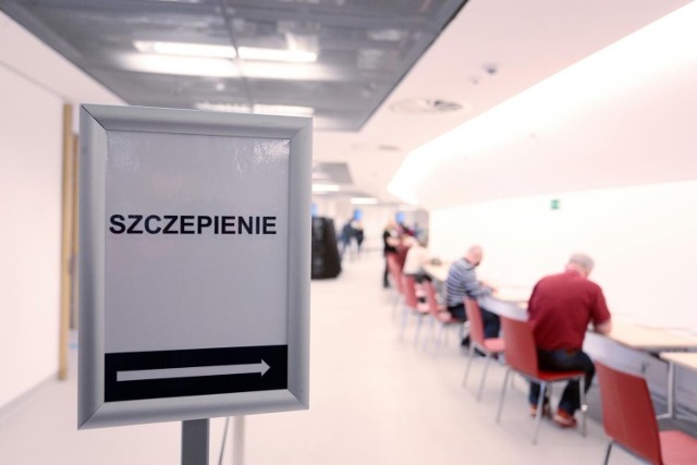 W Polsce szczepienia trzecią dawką na koronawirusa staną się faktem. Nie obejmą one jednak wszystkich osób, ale tylko wybrane grupy. Wiemy także, jak są plany rządu dotyczące jesiennych obostrzeń w razie wybuchu czwartej fali. O tych i innych ważnych kwestiach związanych z pandemią COVID-19 obradowała wczoraj Rada Medyczna wraz z premierem Mateuszem Morawieckim i ministrem zdrowia Adamem Niedzielskim. Poznajcie szczegóły! 

Czytaj dalej. Przesuwaj zdjęcia w prawo - naciśnij strzałkę lub przycisk NASTĘPNE