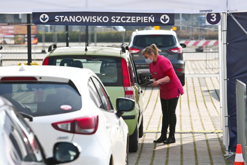 COVID-19. Szczepienia trzecią dawką nie dla wszystkich

W...