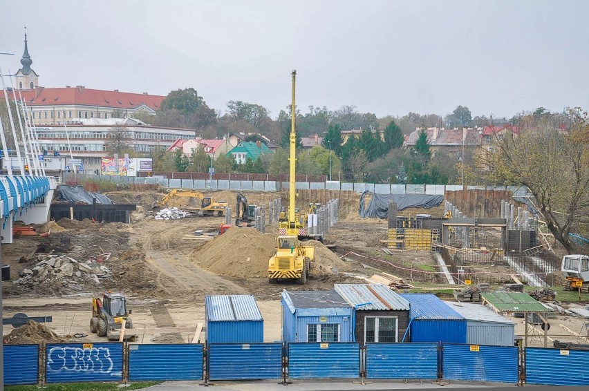 Buduje się nowy parking pod mostem zamkowym w Rzeszowie