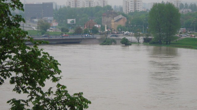 Poziom wody przy Moście Grunwaldzkim nadal jest dramatycznie wysoki.
Fot. Justyna Rut