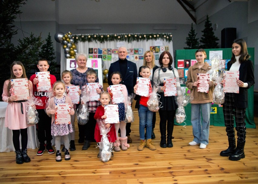 Laureaci Gminnego Konkursu na Najpiękniejszą Kartkę Bożonarodzeniową odebrali nagrody z rąk burmistrza i dyrektor GOK-u