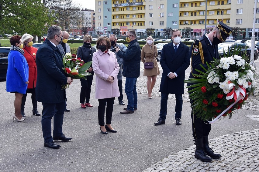 Piła. Z okazji Narodowego Dnia Zwycięstwa złożono kwiaty pod Pomnikiem Tysiąclecia Polski. Zobaczcie zdjęcia