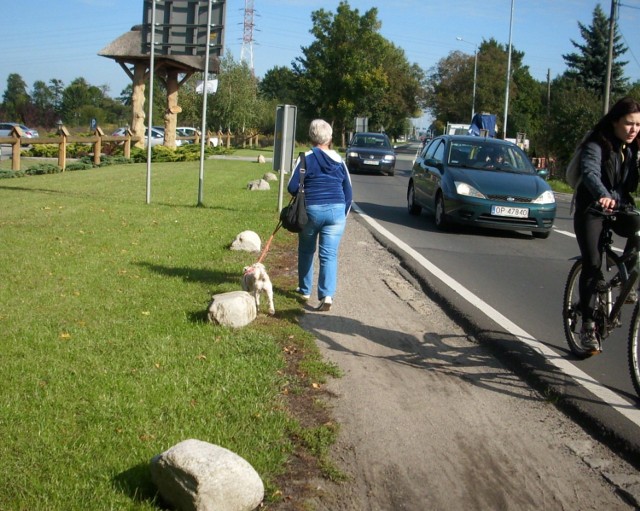 Tyle my biedni, zwykli, szarzy ludzie mamy dróżki, ile sobie nóżkami udeptamy.