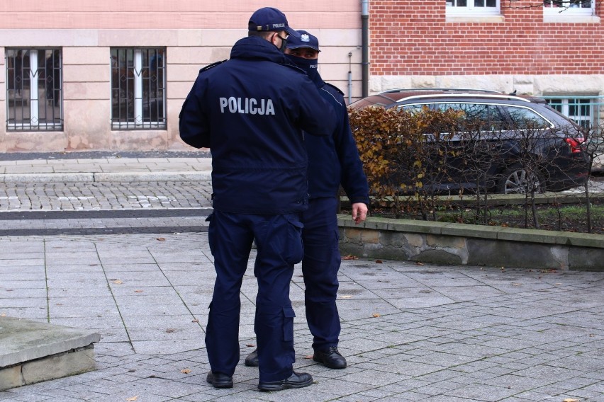 Interwencja policji pod sądem w Opolu. Spacerowali przy nim...
