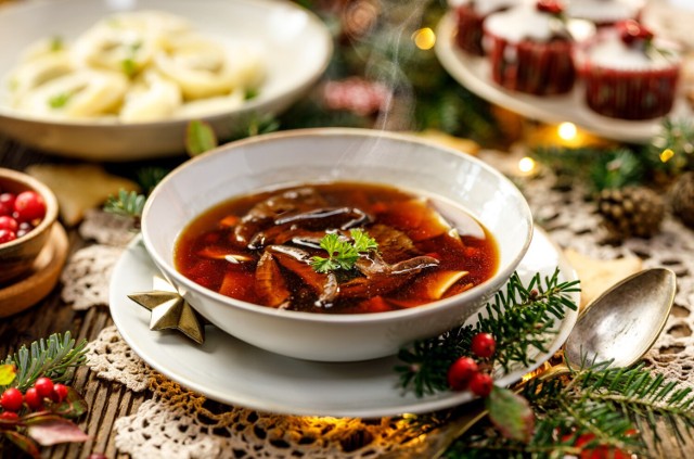 Zupa z suszonych grzybów może być podana ze śmietaną w Boże Narodzenie. W Wigilię zupa grzybowa zgodnie z tradycją ma charakter postny.