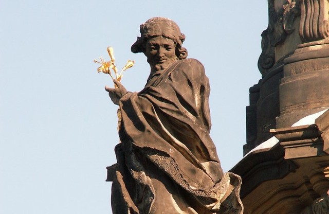 Rzeźba św. Jana Sarkandra na Kolumnie Trójcy Przenajświętszej w Ołomuńcu / Wikipedia