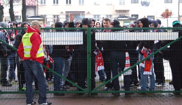 Kibice Beskidu Andrychów pod bramą stadionu śpiewami wyrazili swoje niezadowolenie z odwołania meczu w Trzebini.