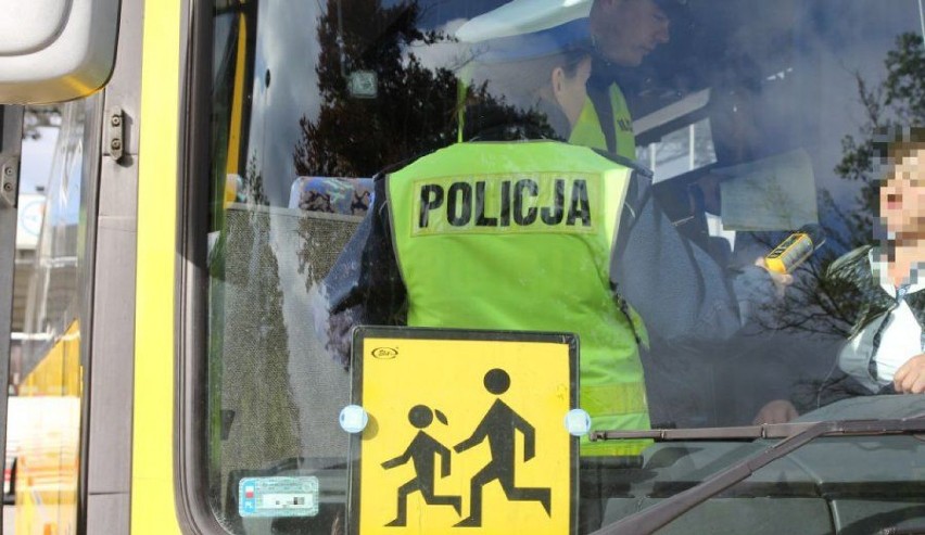 Policja skontroluje autobusy przed wyjazdem dzieci na ferie