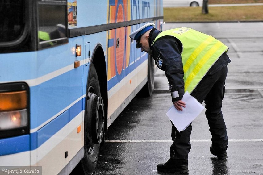 Policja skontroluje autobusy przed wyjazdem dzieci na ferie