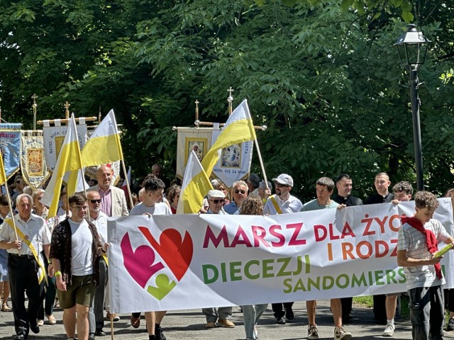 W Marszu  dla Życia i Rodziny, który wyruszył sprzed pomnika Jana Pawła II, na sandomierskich błoniach przeszło ponad 600 osób.