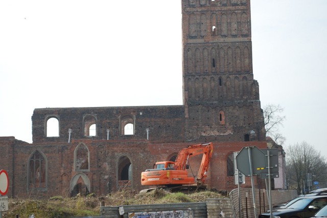 Przez kilkanaście lat plac przed głogowskim ratuszem porastały krzaki.