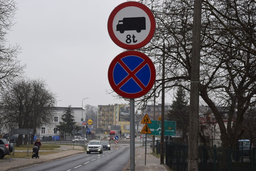 Zmiany na ul. Popiełuszki w Wieluniu. Połowiczny zakaz dla ciężarówek, przeprogramowane radary prędkości, barierki przy Lidlu ZDJĘCIA