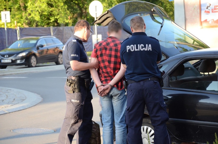 Policyjny pościg na ulicach Bełchatowa. Renault zatrzymało się na słupie [ZDJĘCIA]