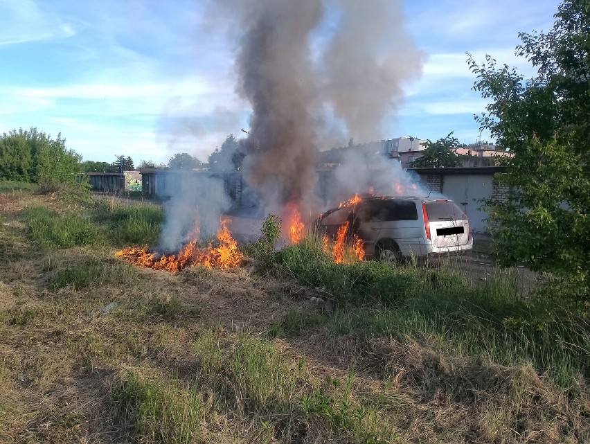 Tarnowskie Góry: Pożar auta na Osadzie Jana przy ul. Różanej