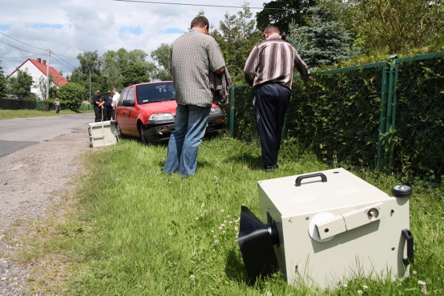 Fotoradar po kolizji rozleciał się na dwie części