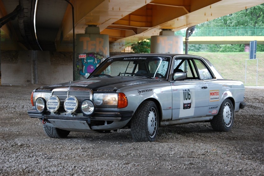 Mercedes-Benz W123 z 1980 roku, czyli legendarna „beczka” to...