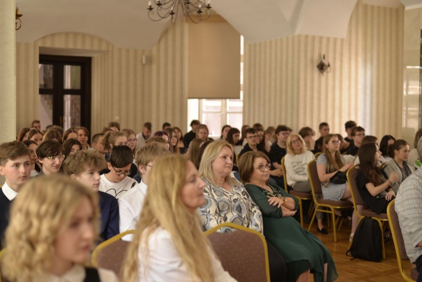 Sztuczna inteligencja - naszym wrogiem czy przyjacielem? Debata Oxfordzka w I LO w Chełmie. Zobacz zdjęcia