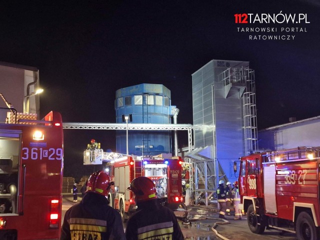 Pożar w jednym z zakładów przemysłowych w Wojniczu. Akcja prowadzona była w nim dwukrotnie. Wieczorem strażacy ponownie wrócili do zakładu, aby dogasić tlące się trociny w silosie