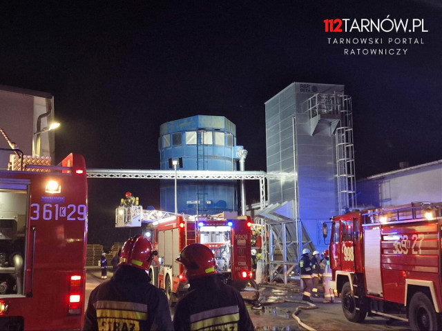 Duża akcja gaśnicza w Wojniczu. Strażacy gasili pożar w jednym z