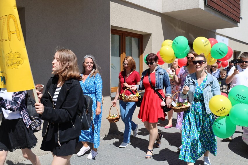 Kolorowy marsz przeszedł ulicami Gniezna. Promowali rodzicielstwo zastępcze [FOTO]