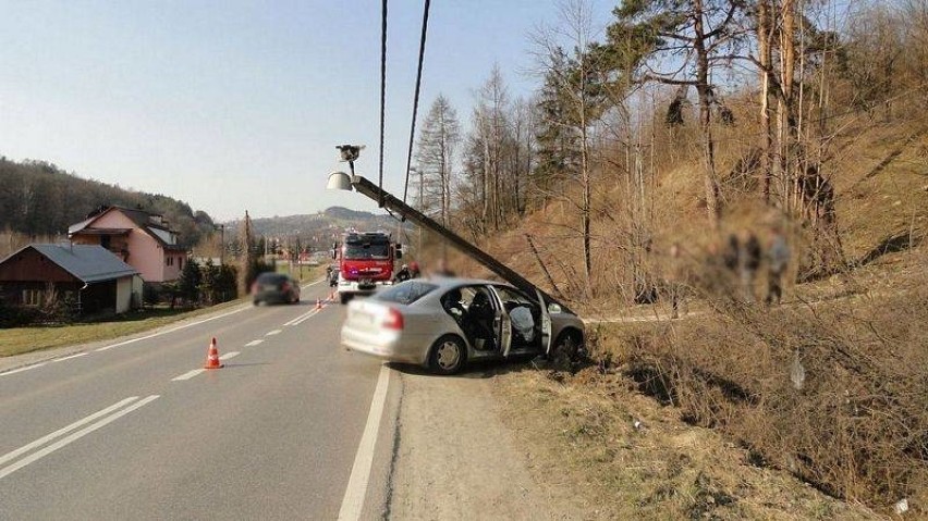 Nowy Sącz. Skoda uderzyła w latarnię, która runęła na auto [ZDJĘCIA]