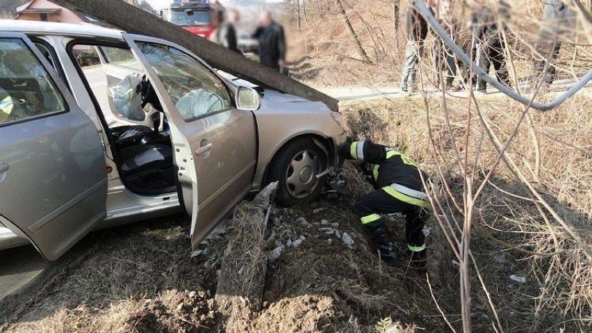 Nowy Sącz. Skoda uderzyła w latarnię, która runęła na auto [ZDJĘCIA]