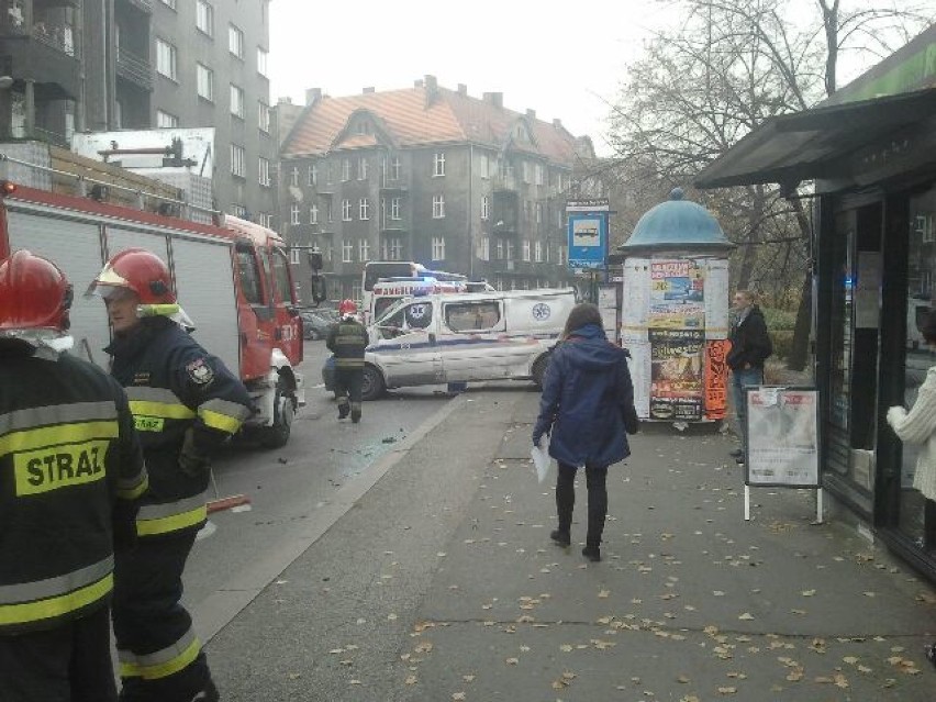 Wypadek w Katowicach. Samochód wjechał w karetkę, ta w przystanek [ZDJĘCIA]