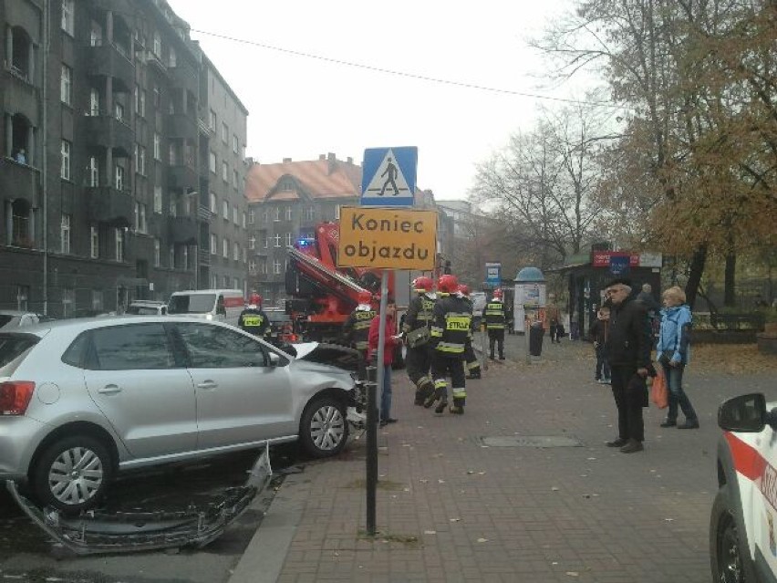 Wypadek w Katowicach. Samochód wjechał w karetkę, ta w przystanek [ZDJĘCIA]