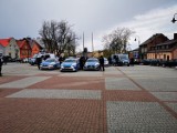 Lipno. Policjanci z Lipna oddali hołd zabitemu koledze z Raciborza. Na Placu Dekerta zawyły syreny [zdjęcia, wideo]