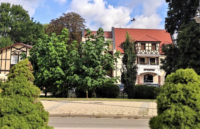 Zielona oprawa miejsca, w którym stanie napis "Malbork" już jest. Brakuje tylko siedmiu liter