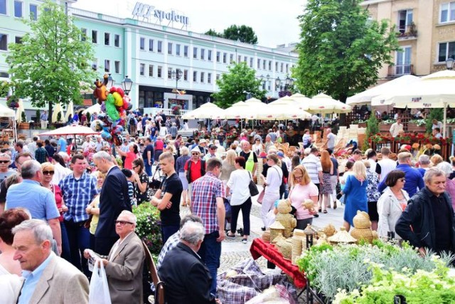 W długi weekend majowy - od 1 do 6 maja,  wybierzcie się na jarmark na Rynku Kościuszki. Oprócz pamiątek, będzie można dostać produkty od lokalnych wytwórców.

Będą też warsztaty kosmetyczne i garncarskie, pokaz rzeźbienia czy kącik ziołowy.