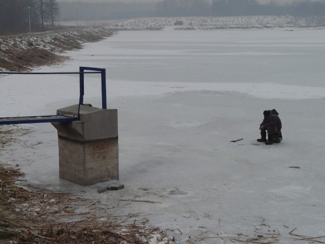 Przedborski zbiornik zamarzł. Czy rybom pomoże woda z hydrantu?