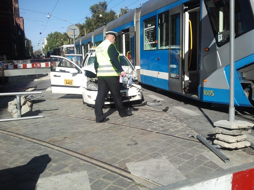 Wrocław: Zderzenie taksówki z tramwajem Skody (ZDJĘCIA)