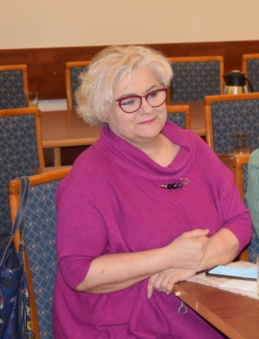 Szefowa WDK Elżbieta Kalińska (z prawej) dziękuje radnym za szczegółową analizę procedur związanych z organizacją Dni Wielunia