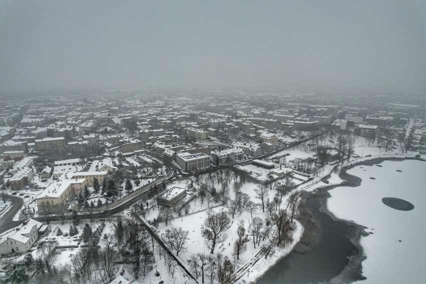 Gniezno w zimowej odsłonie. Niesamowite zdjęcia miasta z lotu ptaka! [FOTO]