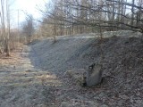 Szklarka Trzcielska: U podnóża nasypu kolejowego znaleziono wojenny grób [ZDJĘCIA]