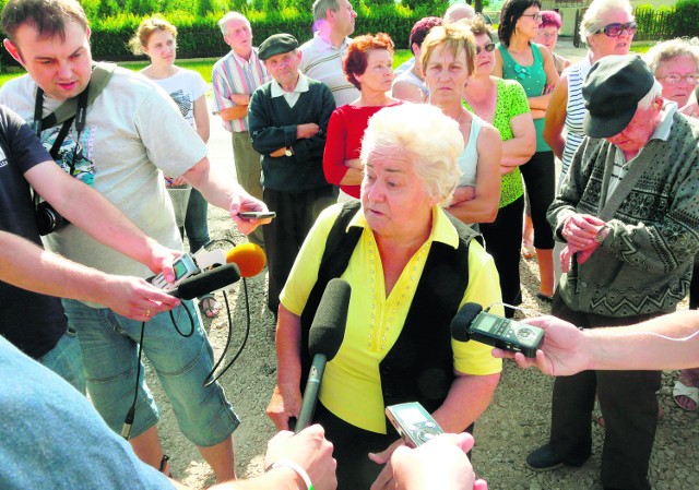 Zofia Więckowska, mieszkanka ul. Pabianickiej, mówi, że ma już dość słuchania o nowych terminach remontu