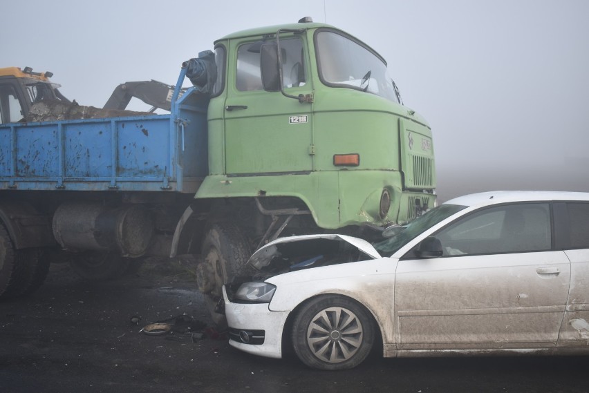 Wypadek w gminie Gołuchów. W miejscowości Karsy doszło do zderzenia dwóch pojazdów. Jedna osoba trafiła do szpitala