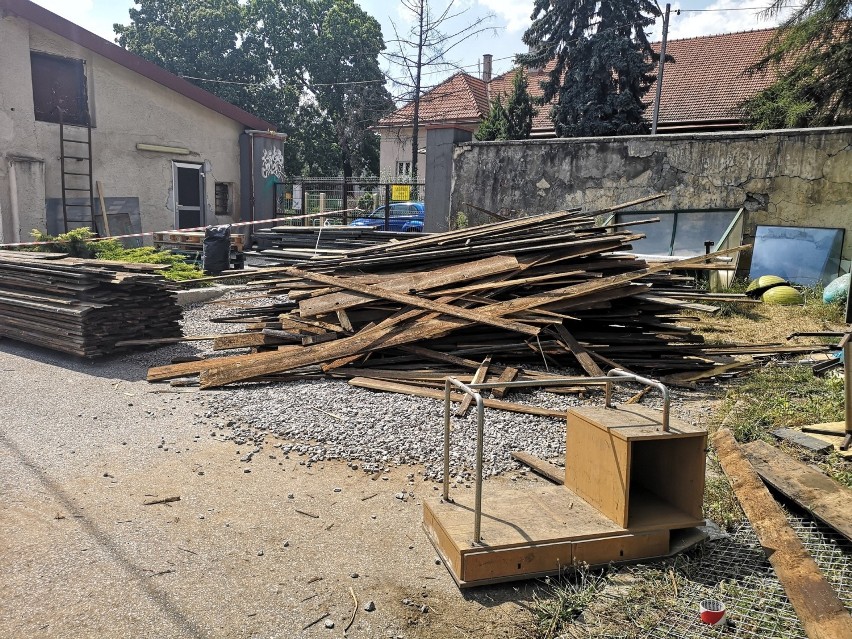 Kraków. Rozpoczęli wyburzanie drewnianej trybuny na stadionie Wawelu [ZDJĘCIA]