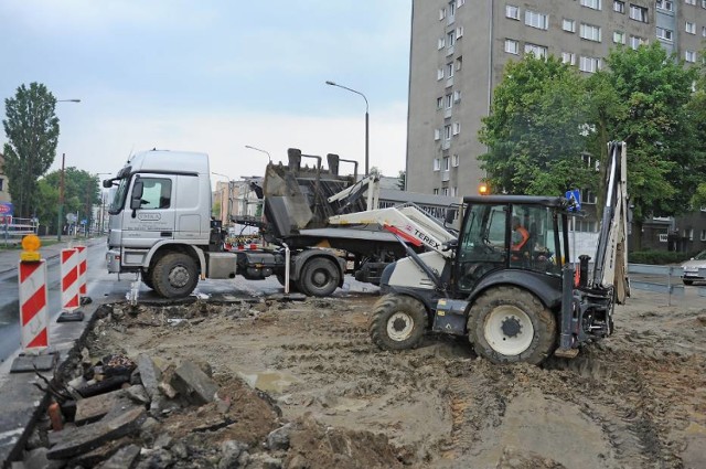 Firma realizująca przebudowę ulicy Dąbrowskiego ma już miesięczne opóźnienie w stosunku do obowiązującego terminu, który upłynął 18 lutego.